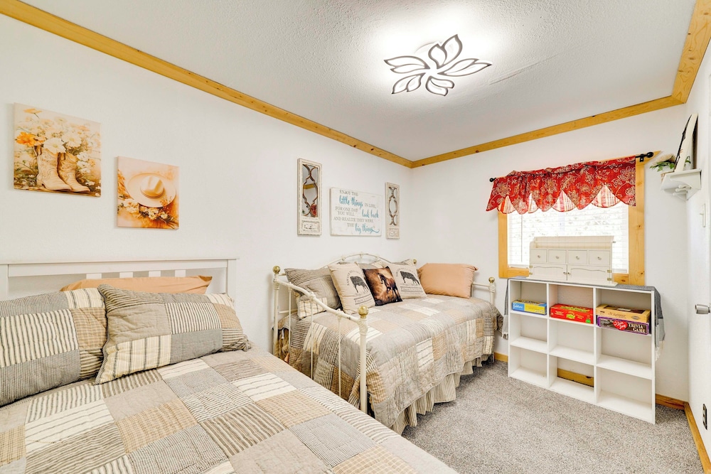 Quiet Eagar Retreat Near Lakes, Hiking & Hunting!