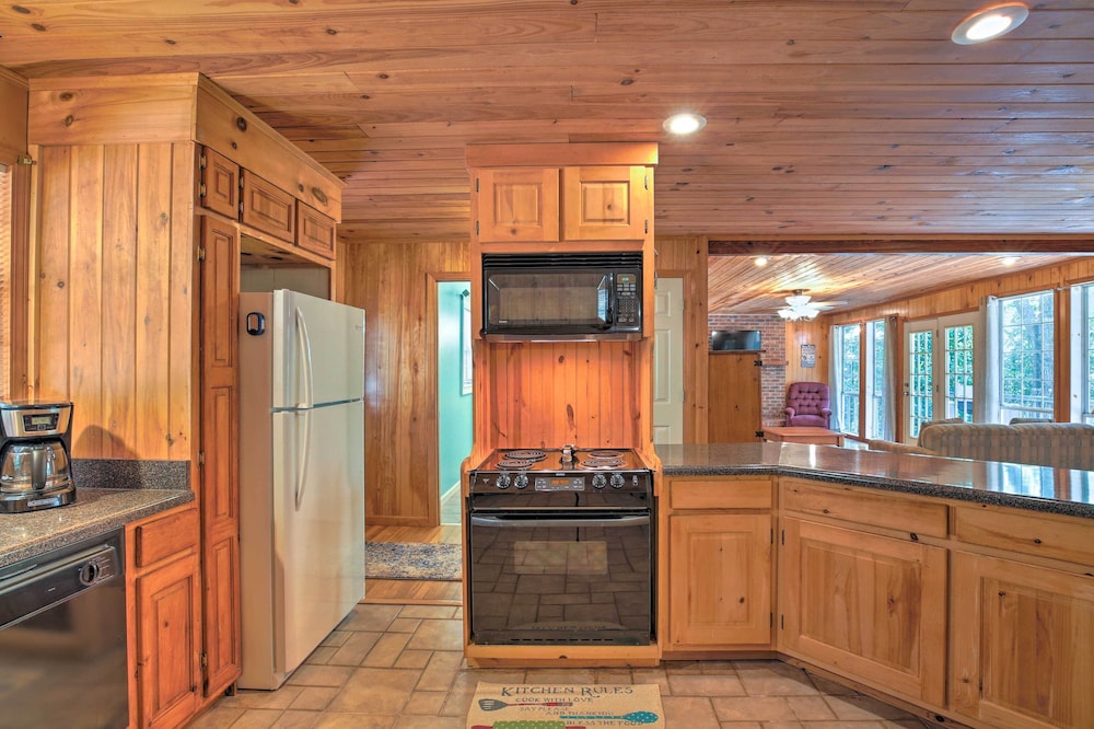 Pet-friendly Toccoa Home w/ Deck  Lake Access! - Property Image 19