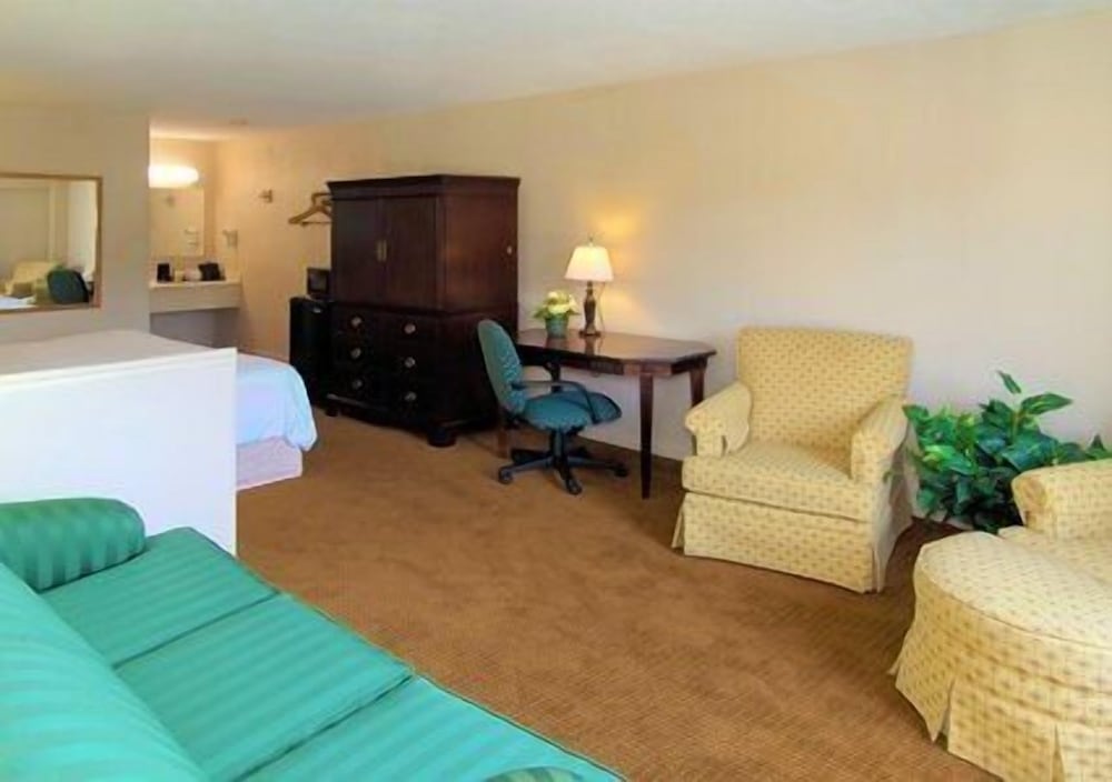 Econo Lodge Inn & Suites Columbus near Fort Benning