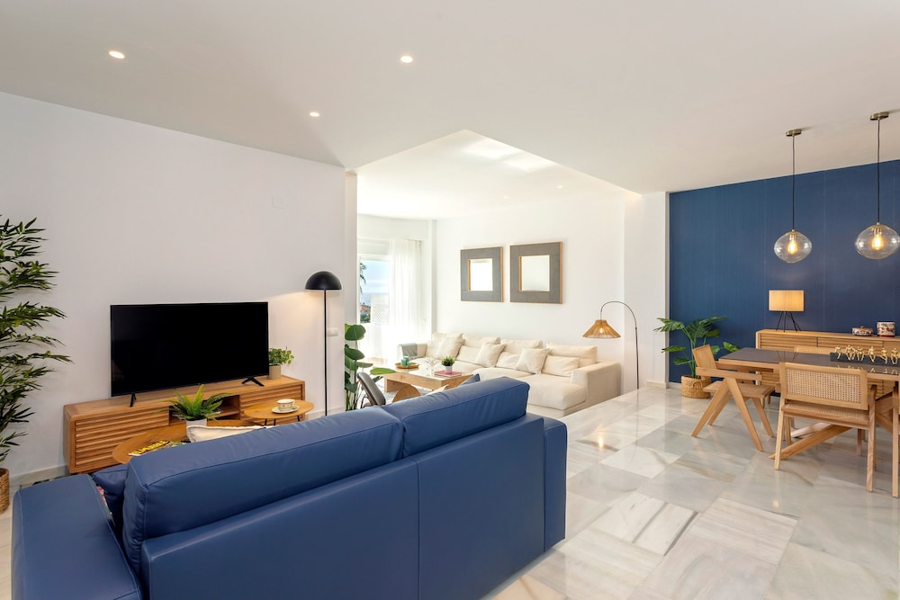 Exclusive 2BD Apartment With Private Terrace in Marbella Royal Gardens