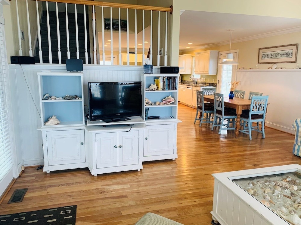 Sweet Dreams Private 4 Bedroom Home by RedAwning