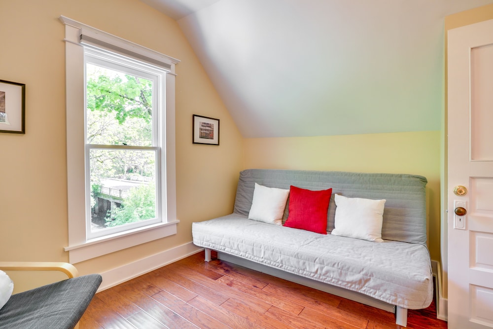 Historic Home Near Downtown Salem: Walk to Capitol view 2