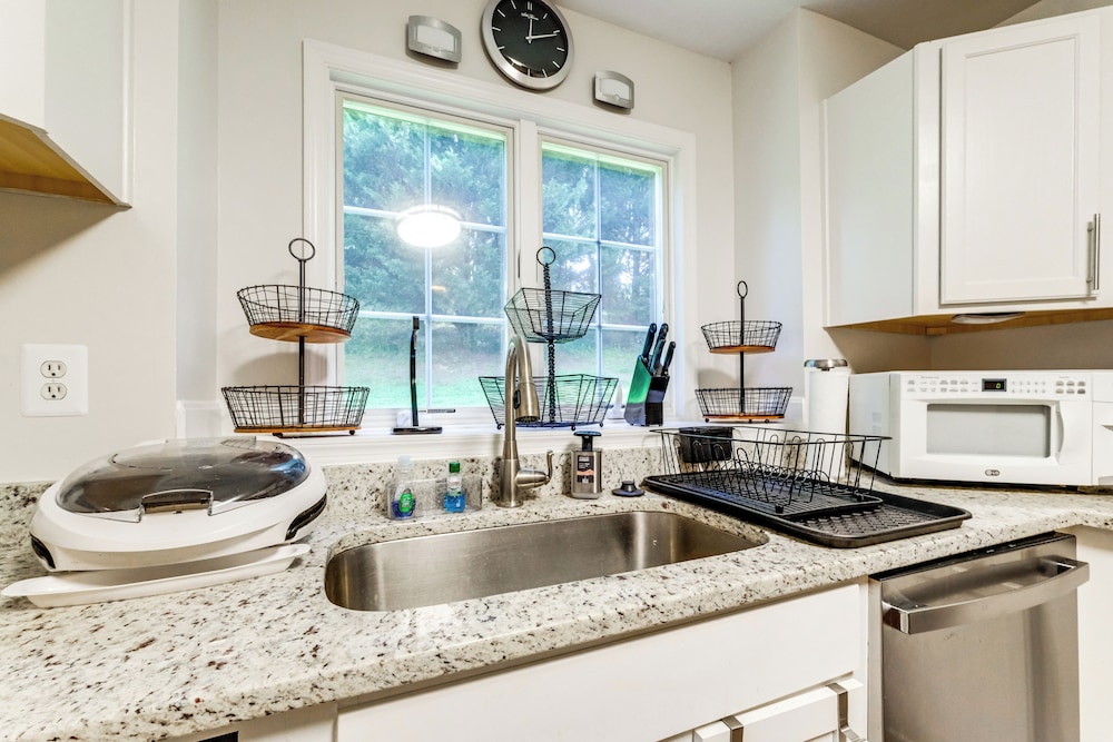 8 Mi to Dtwn Silver Spring: Convenient Condo