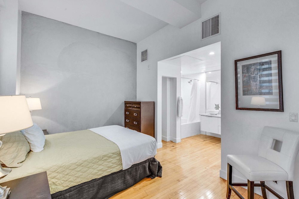 Stylish 2br/2ba At HWH by Oneluxstay