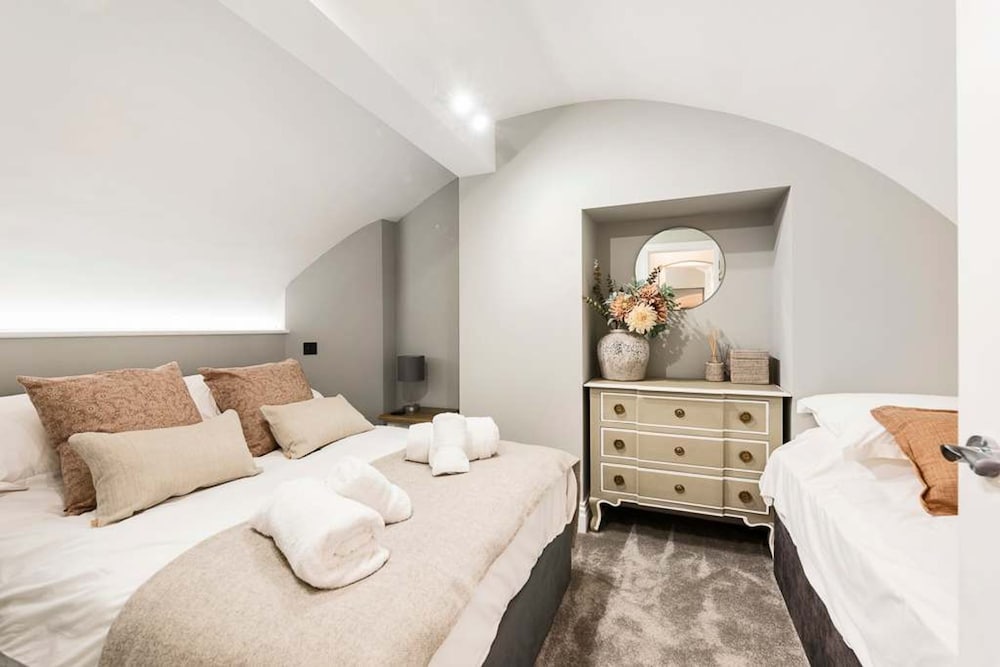 Former Wine Vaults With Hot Tub Private Courtyard