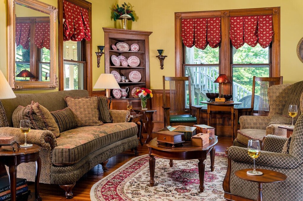 Engadine Inn  Cabins - Property Image 20