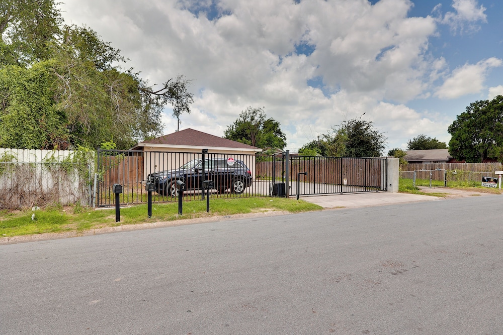 1 Mi to Airport: Mcallen Home w/ Patio!