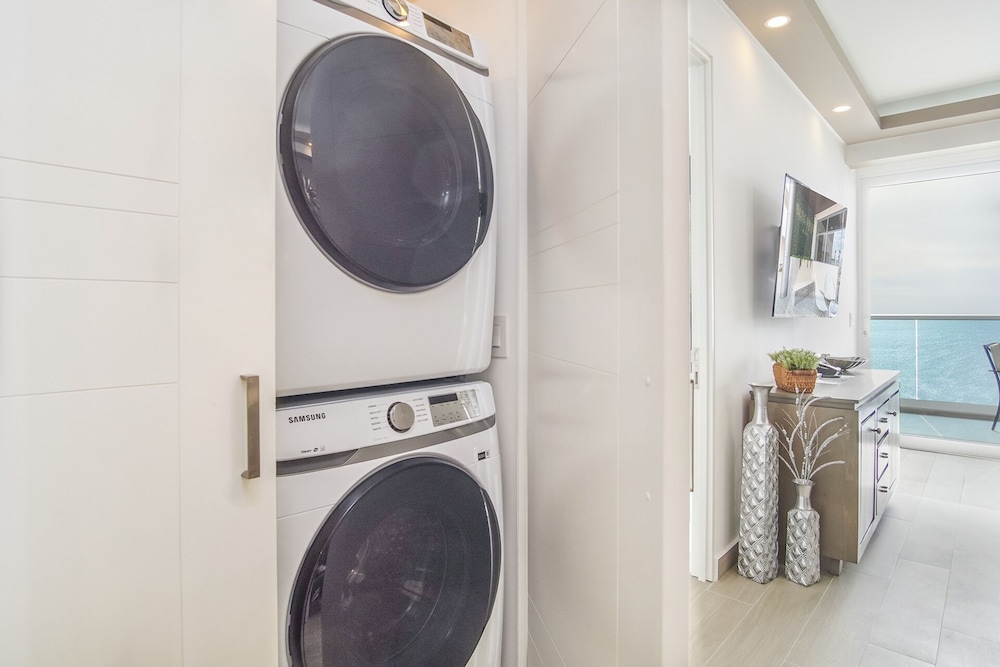 Stunning 1 Bedroom Condominium