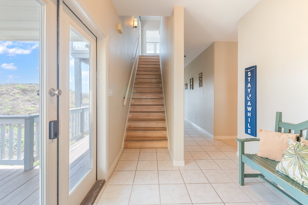 Beach Front Baby Ocean Views, Golf Cart & Pet Friendly!