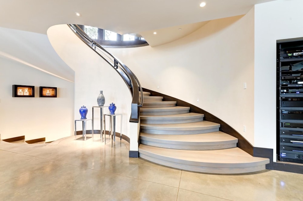 KBM Resorts Walk to Slopes, Sports Court, Private Home Theater, Sleeps 17, Outdoor Hot Tub Pco-184m