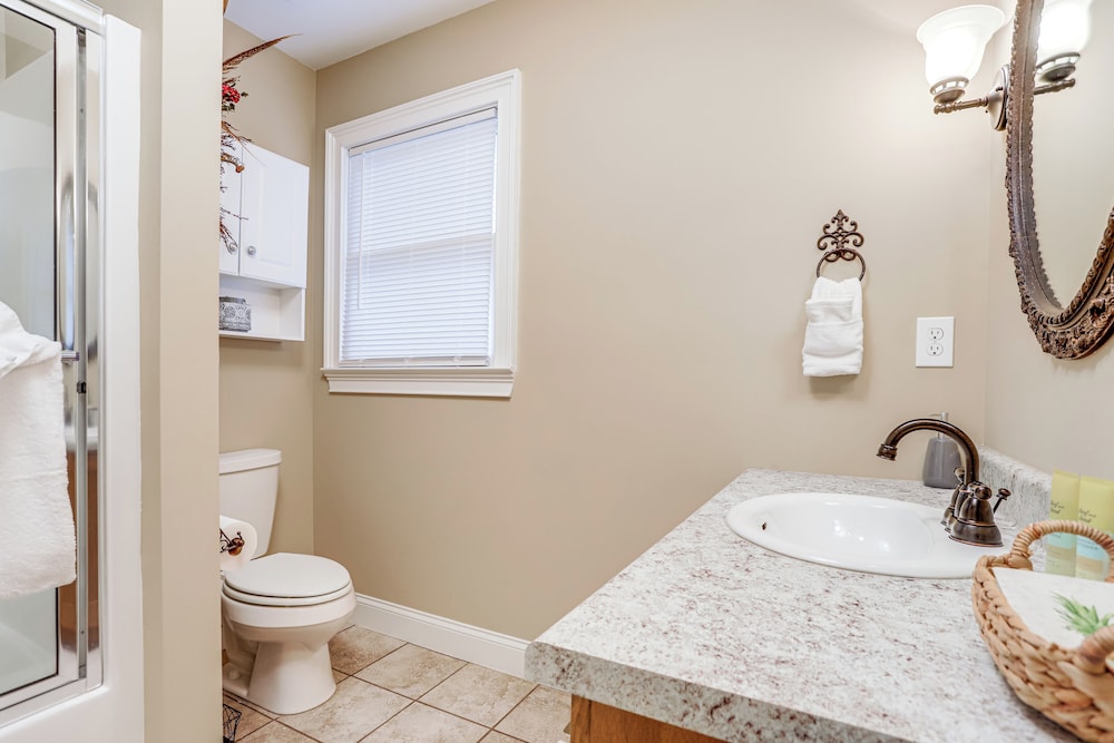 8 Mi to Lake Lanier: Guest House in Buford!