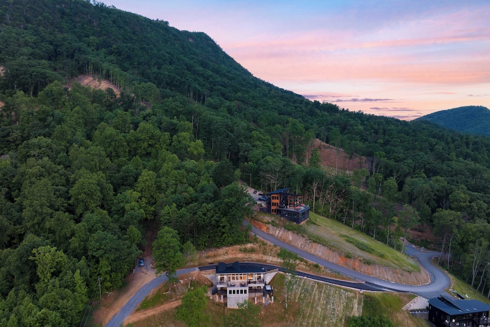 Luxury Group Retreat w/ Indoor Pool, Arcade & 56-mile Views Grand Vista Retreat