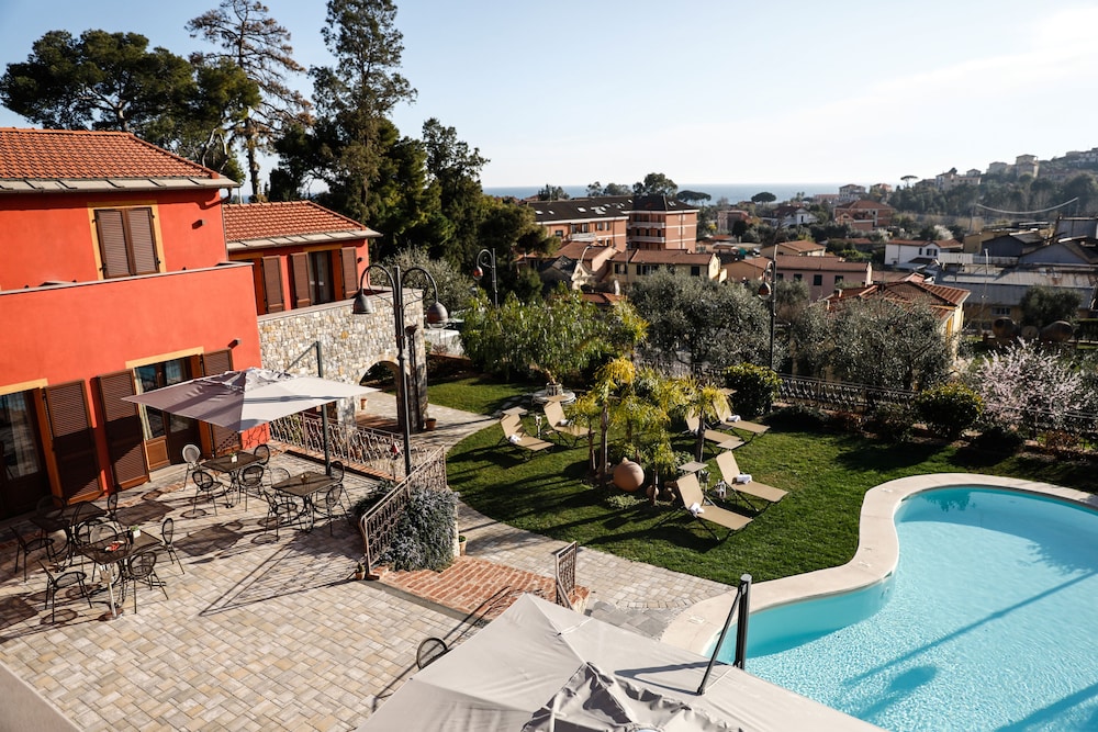 Leonardo Resort