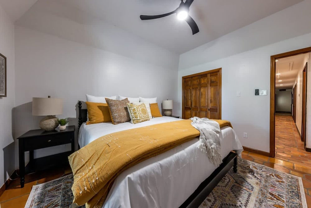 Spacious 90-acre Ranch Ideal for Families Reunions Events Sleeps 13 San Marcos River Access