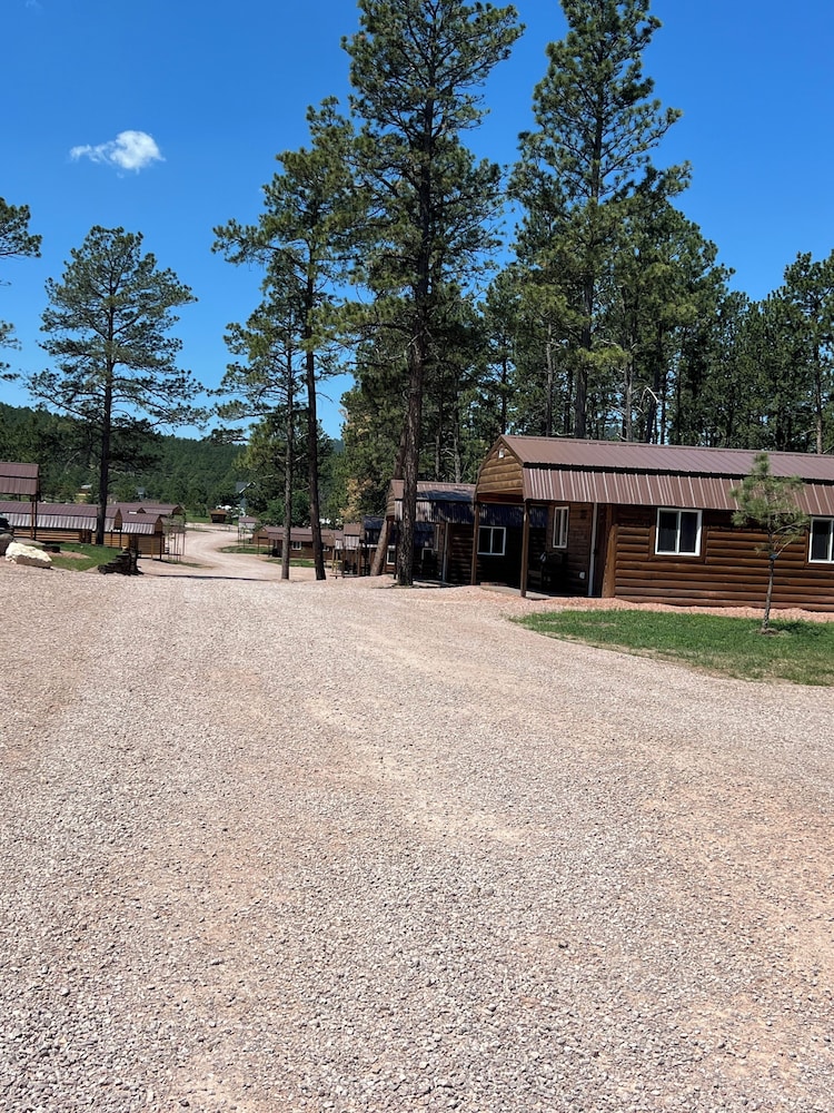 Hotel Pine Haven Lodging - Image 1