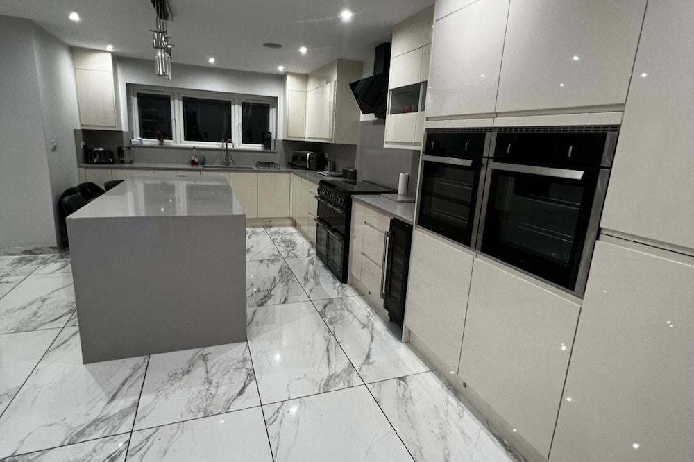 House - Sleeps 16, Parking, Pets Allowed & Jacuzzi