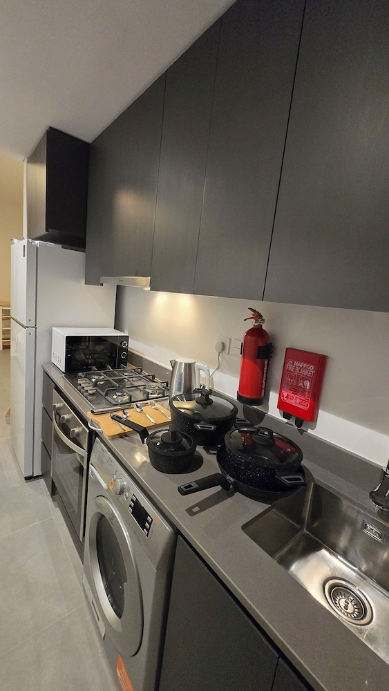 Kuro Elegant Living