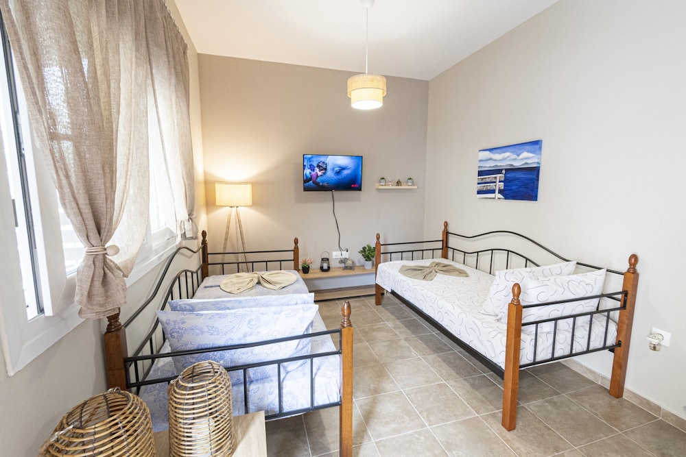 Marialena Apartment by Rentalspro photo 4