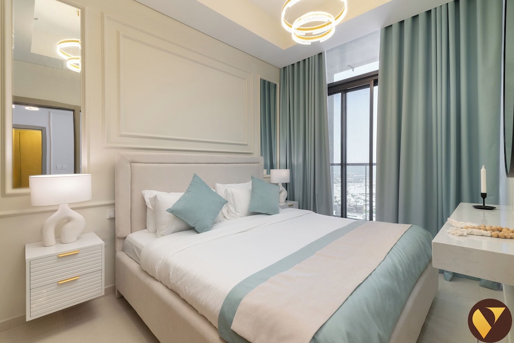 Vogue Business Bay with Sea View Metro