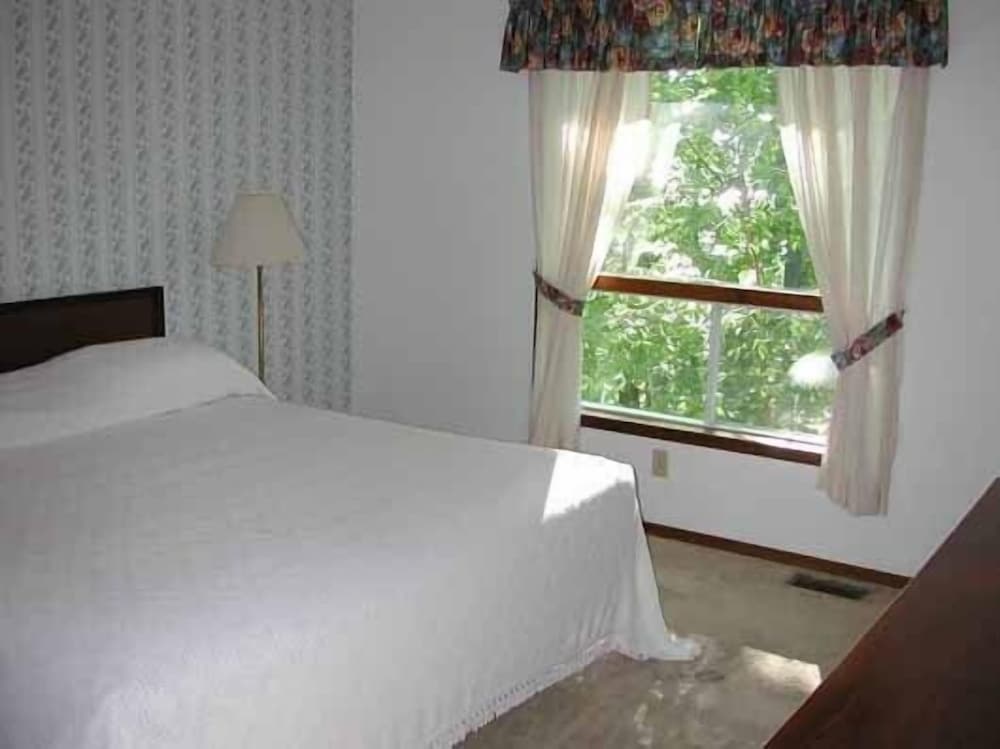 Birch Cliff Lodge on Baptiste Lake
