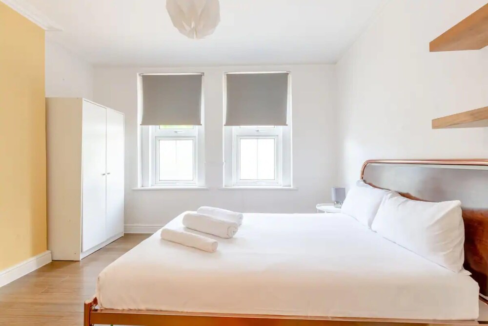 Spacious 2 Bedroom in Gorgeous Camberwell With Garden