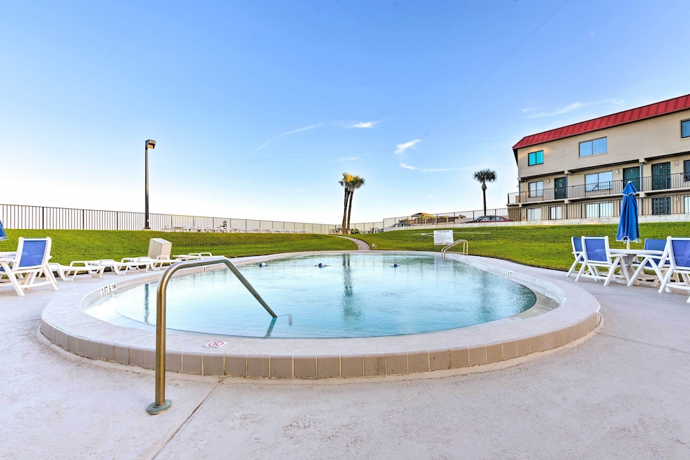 Balcony w/ Ocean Views: Daytona Beach Gem w/ Perks