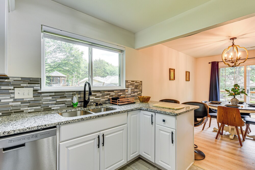 10 Mi to Uptown Charlotte: Family Home w/ Backyard