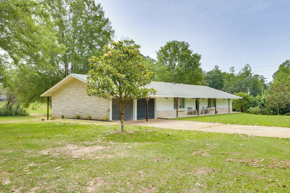 7 Mi to Tennessee River: Home w/ Patio in Florence