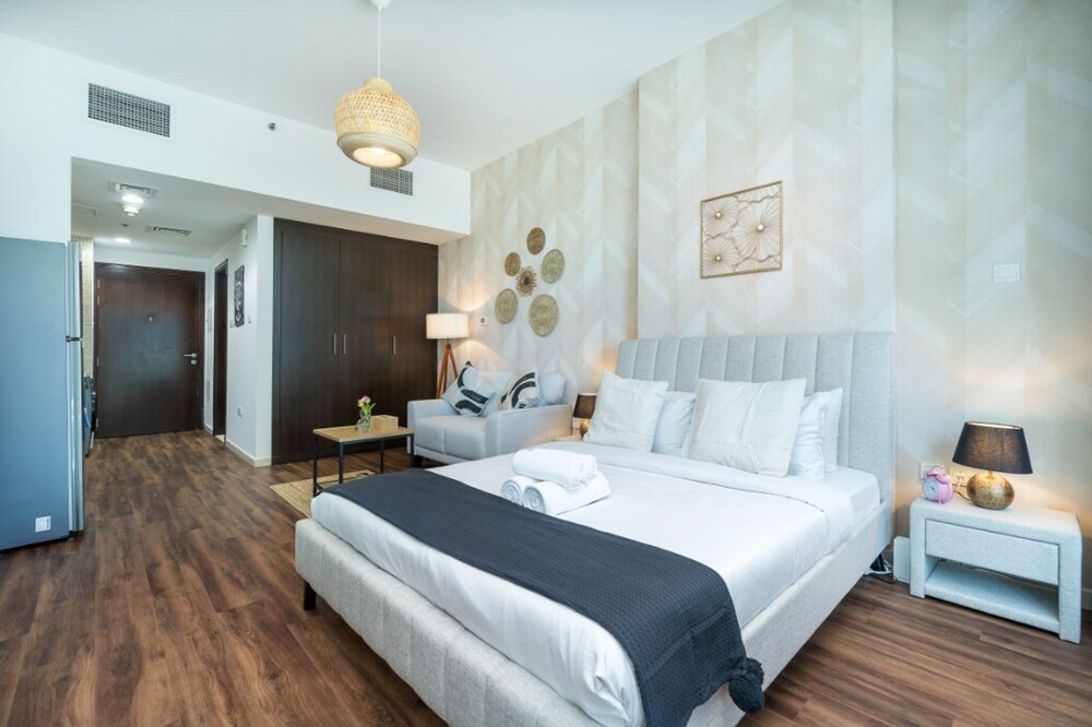 Calm Studio Apartment Right by the Golf Courses in Sports City
