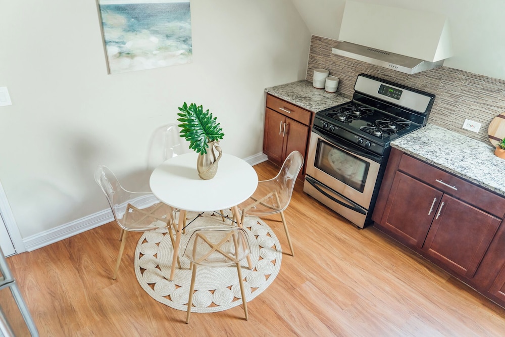 Homey 2BR - Central Charming