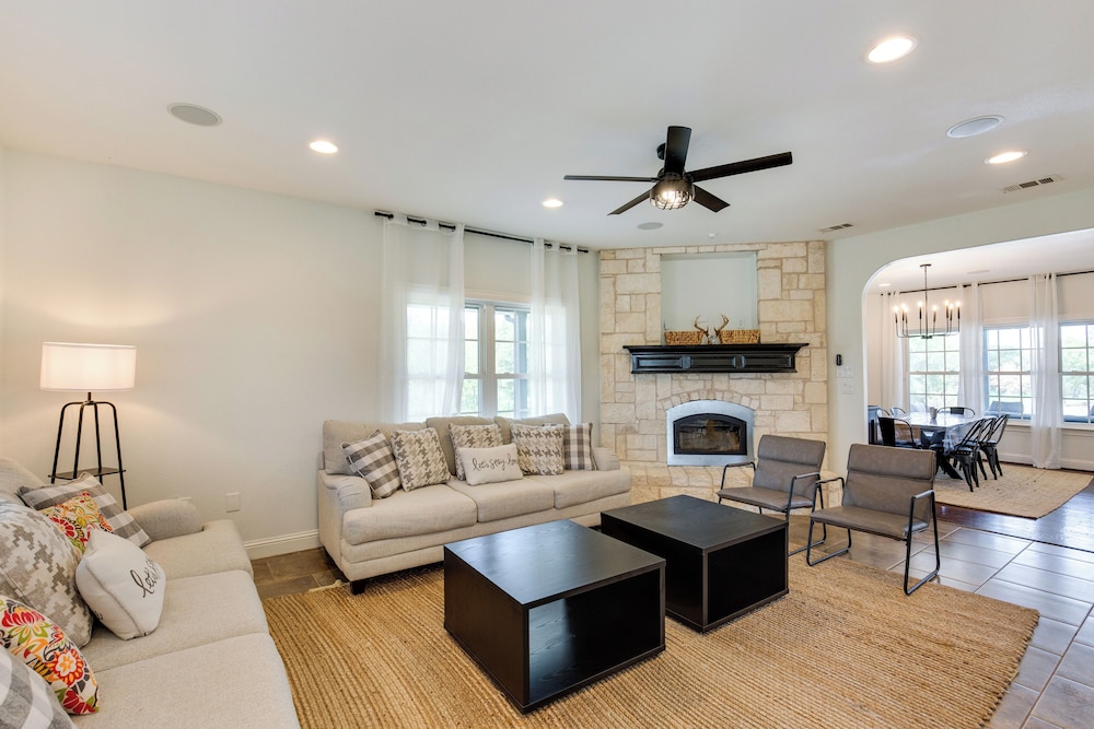 Spacious Wills Point Retreat w/ Pool & Pond! view 3