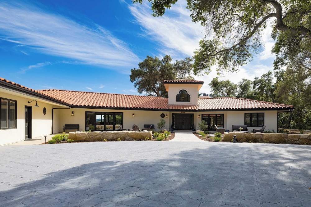 Rancho Robles by Avantstay Vineyard Villa w/ Views, Pool & Privacy
