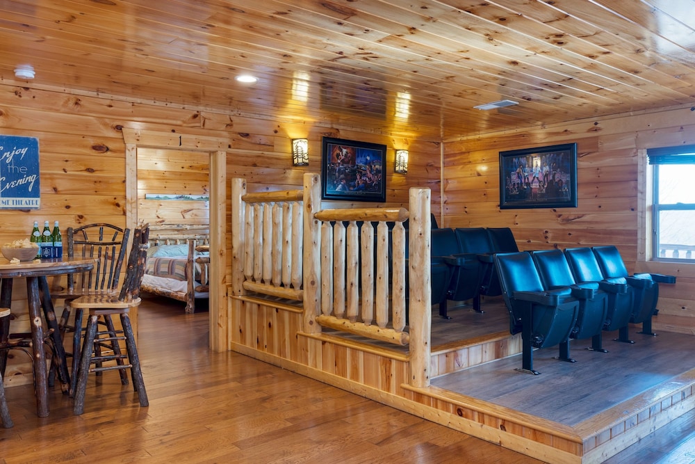 Grand View Lodge Panoramic Views Hot Tubs Game Room Theater Sleeps 56 Guests