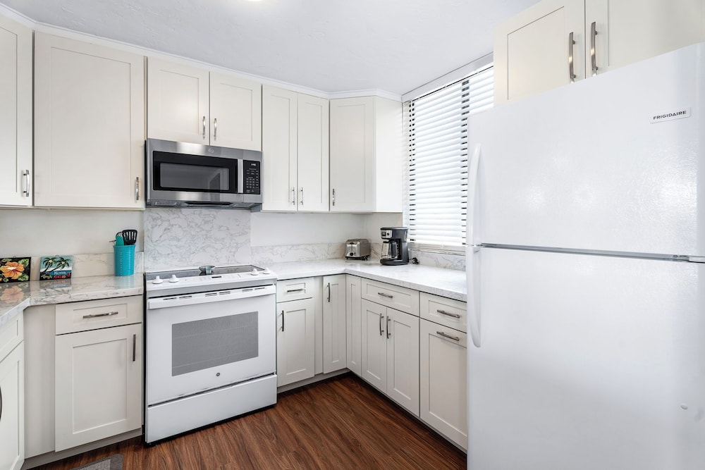 End Unit Oceanview Condo - Pool - Sauna & Tennis! - Vrkcv