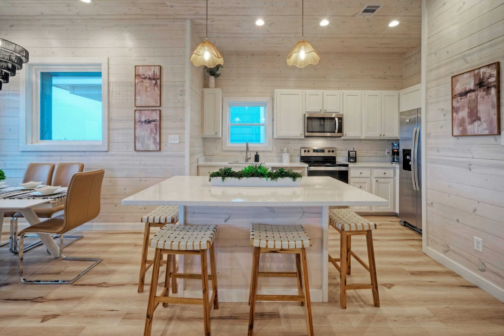 2 Homes, Sleeps 22 2 Private Pools, Firepit, Steps to Beach Boardwalk Access