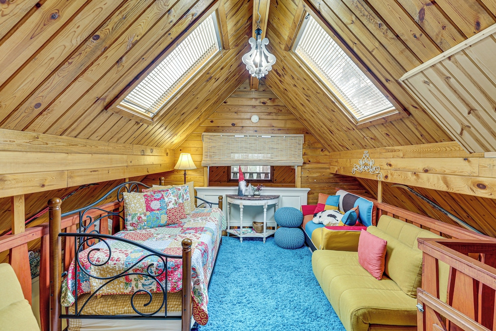 Hot Tub + Arcade Table: Spacious Retreat in Lead
