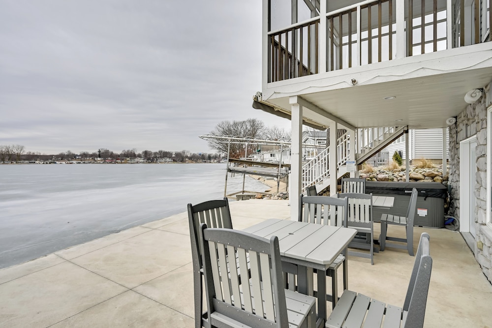 Hot Tub & Dock: Waterfront Lake Hamilton Home