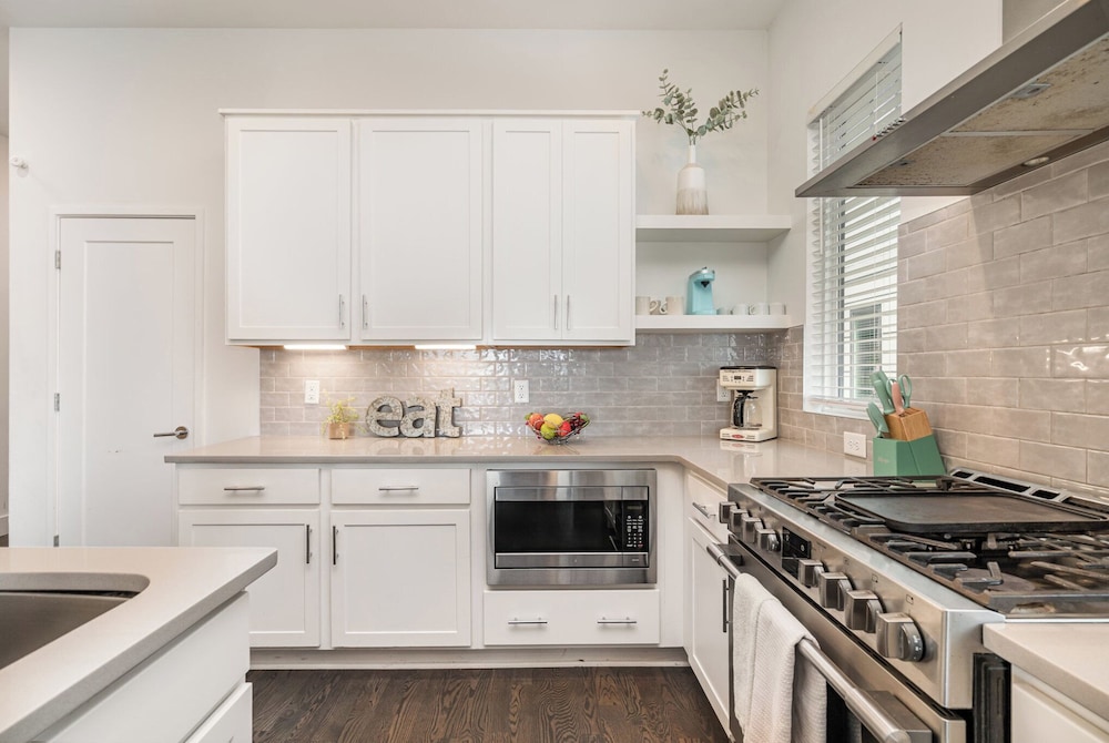 Jade - Private Patio and Balcony - Near Germantown