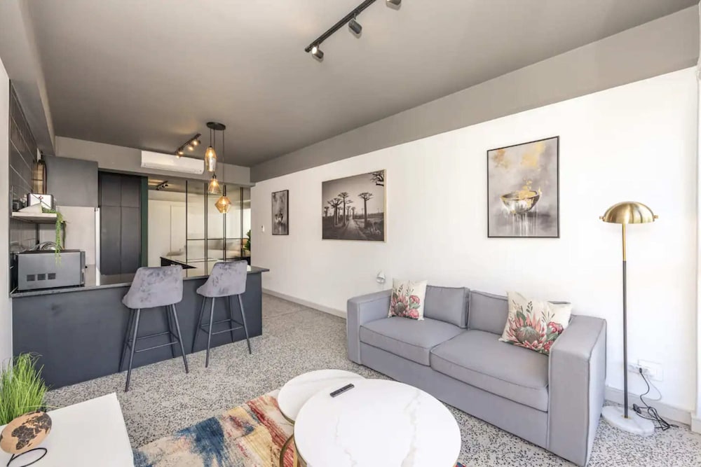 Beautiful 1 Bedroom Apartment in Cape Town view 3