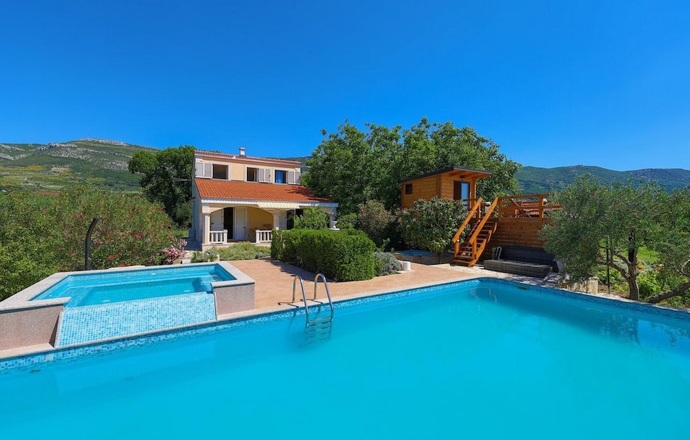 Picturesque Escape Holiday Home With Pool and Sauna