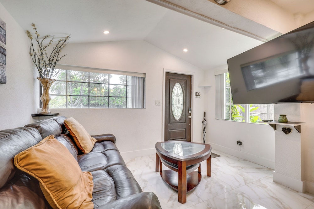 3 Mi to Beach: Hollywood Treehouse w/ Deck & Yard!