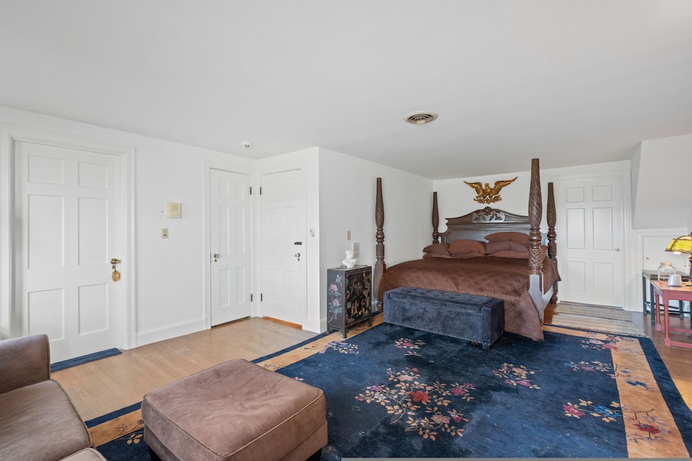 Spacious Dartmouth College Home on Occum Pond