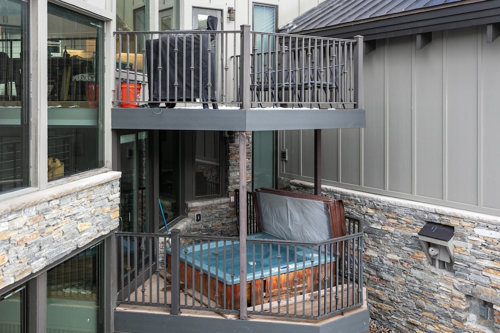 1207 - Four Bedroom with Spa Pinnacle 4 Condo