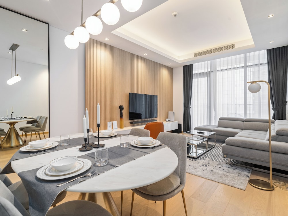 Elegant Apartment Amidst Vibrant Area with Balcony photo 4