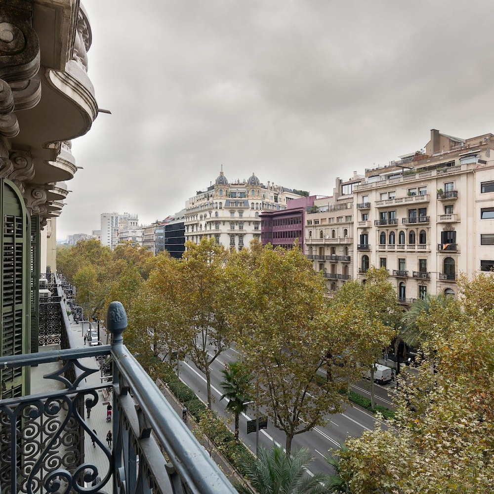 The Avenue 2BR Luxury Unit in Diagonal Ave