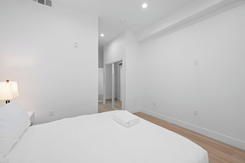 Not Affected by the Fire/modern 5BR Home With Full Amenities & Parking #2