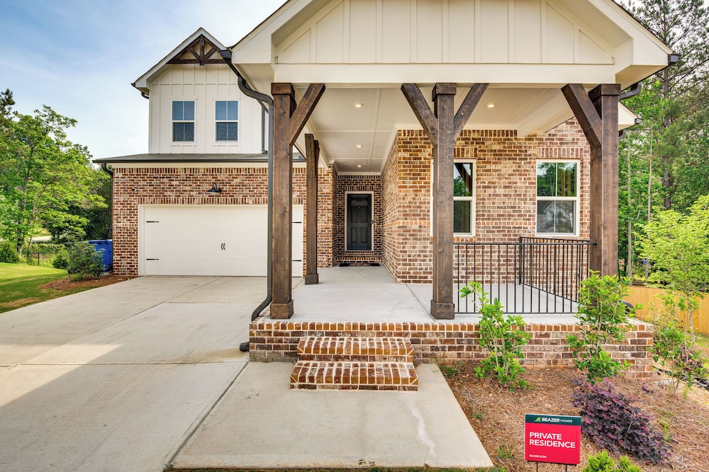11 Mi to Dtwn: Luxe Atlanta Retreat w/ Deck & Yard