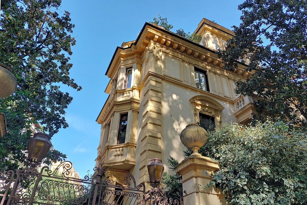 Rare Large and Elegant Rome Apartment in Prati Neighborhood Perfect for Families or Friends