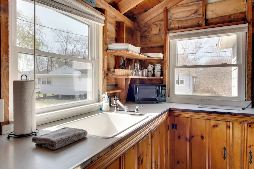 Walk to Long Sands Beach: Cottage w/ Fire Pits!