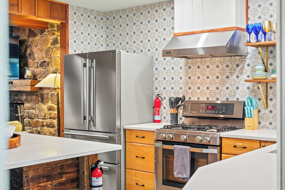 The Horseshoe Hideaway Lake Harmony Cabin w/ Hot Tub & Game Porch